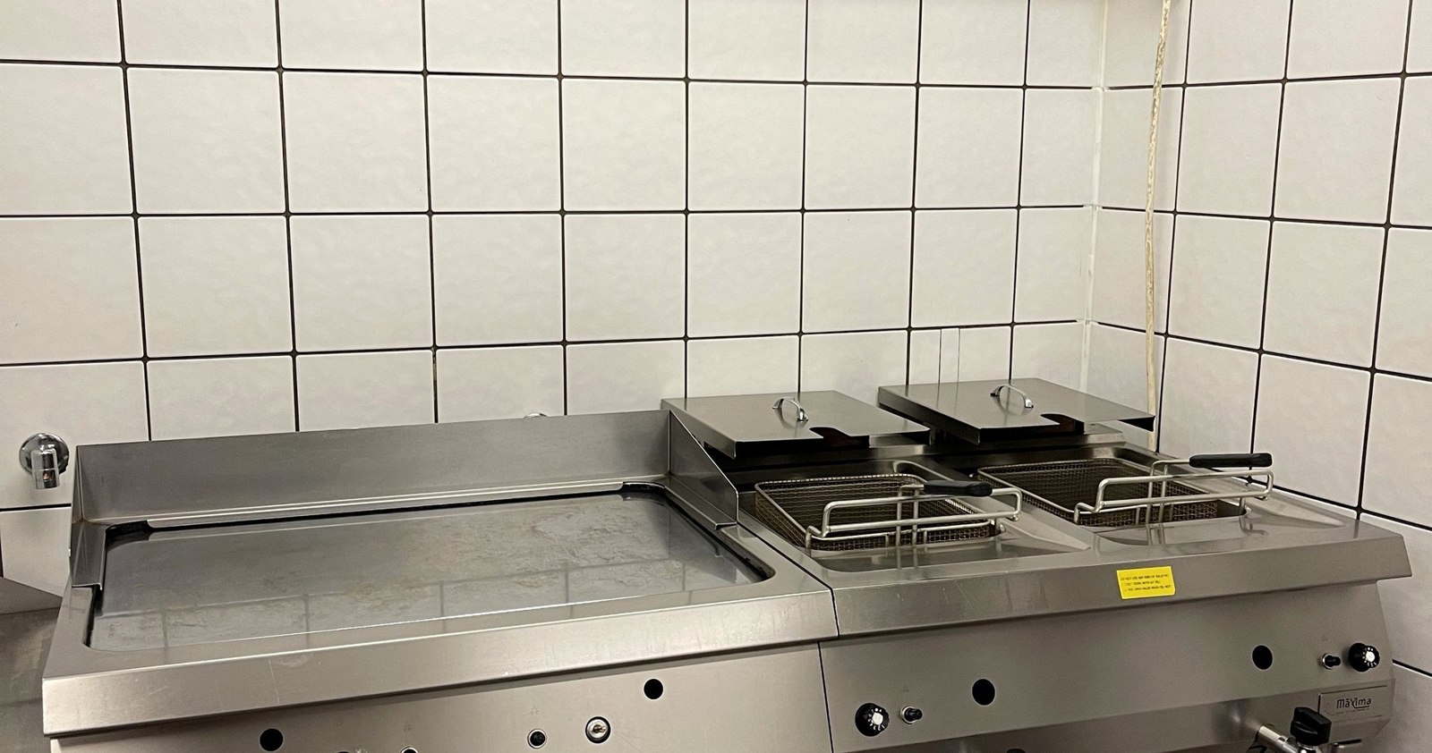 Grillplatte und Fritteusen in der bestehenden Küche