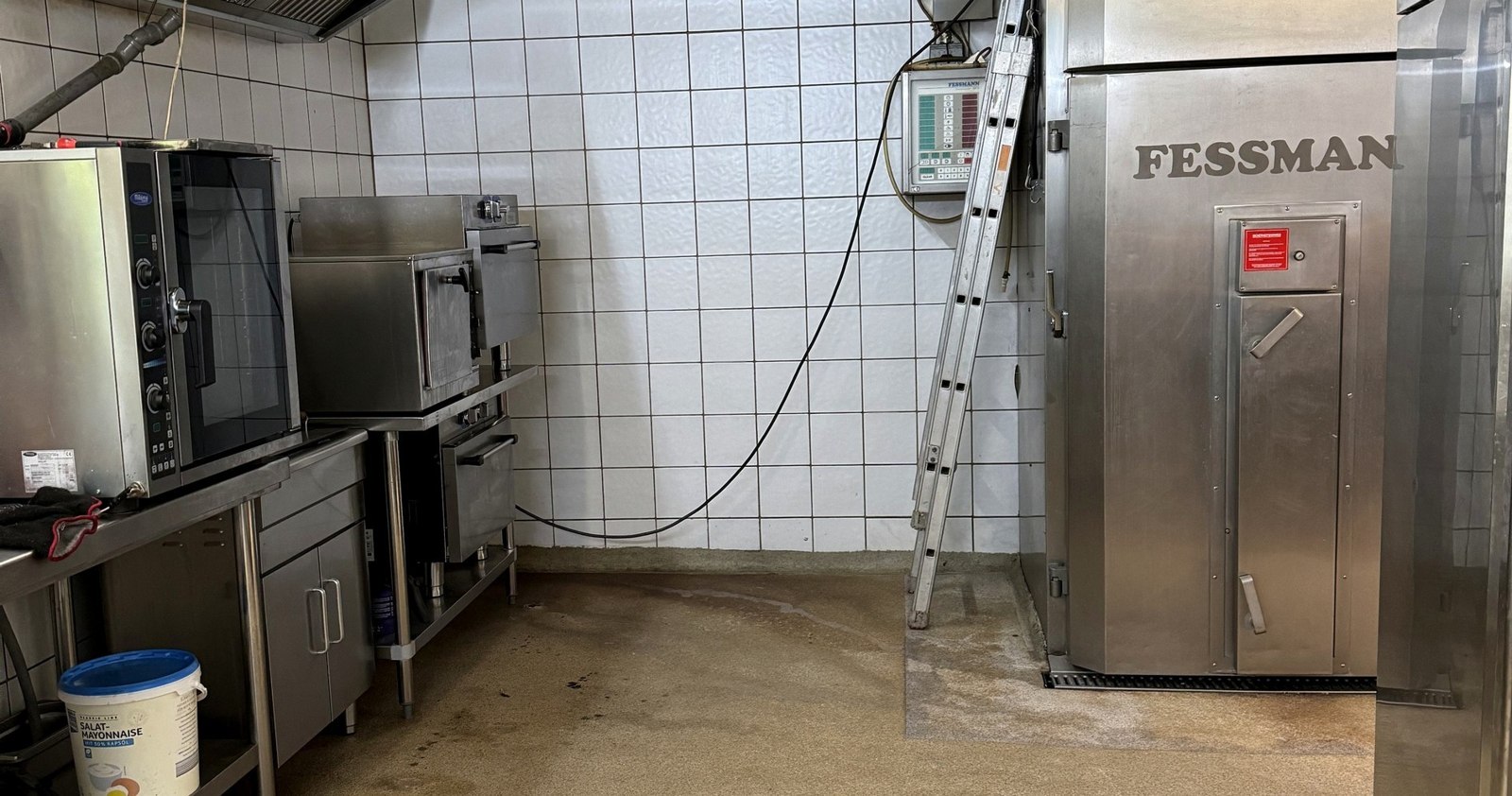 Produktionsküche mit FESSMANN-Räucher- und Garanlage sowie Edelstahl-Arbeitsbereichen